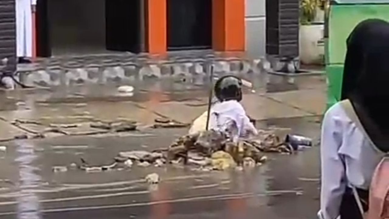 Tragedi Proyek Drainase di Jalan Panglima Polim Bojonegoro: Satu Siswi Terjebur Kedalam Galian, Keamanan Dipertanyakan