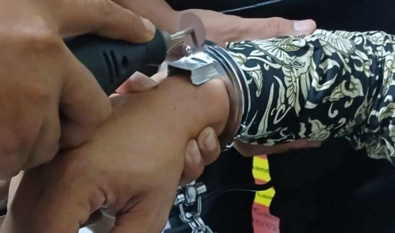 Petugas Damkar Menolong Satpam Kejari Lamongan Tangannya Terjebak Borgol India