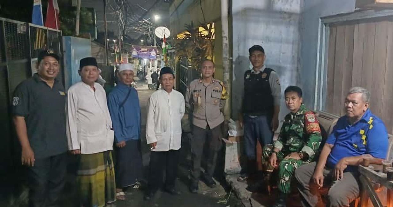 Kolaborasi Kodim 0505/JT dan Komduk Gelar Patroli Siskamling di Kramatjati