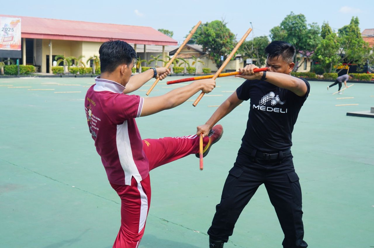 Dansat Brimob Sumsel Tegaskan Kesiapsiagaan Melalui Latihan Eskrima di Mako Satbrimob