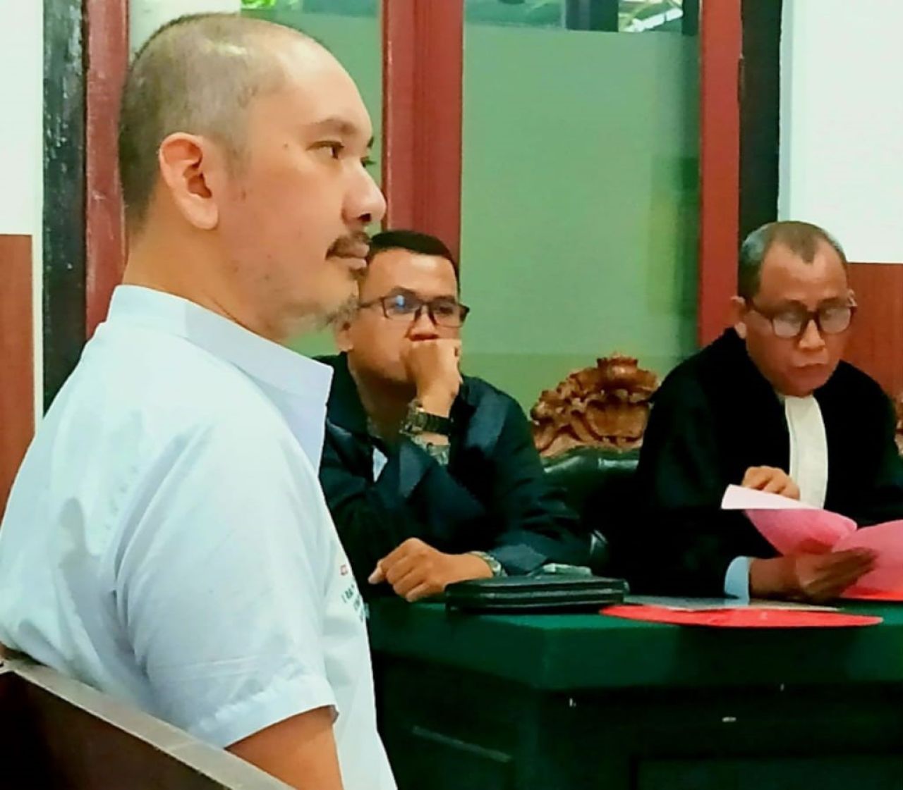 Tendang Pintu Kaca Bank Mandiri hingga Rusak, Anak Pemilik Liek Motor Dituntut 9 Bulan Penjara