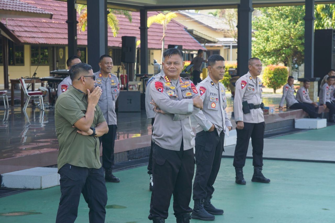 Dansat Brimob Polda Sumsel Latihkan Bela Diri kepada Personel Satbrimob di Mako