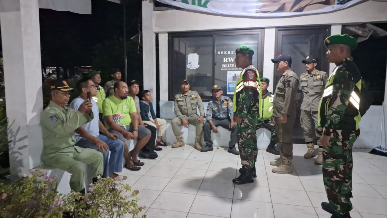 Babinsa Koramil 03/Telukpucung Gandeng Tiga Pilar & Komduk Patroli Malam, Perkuat Keamanan Warga