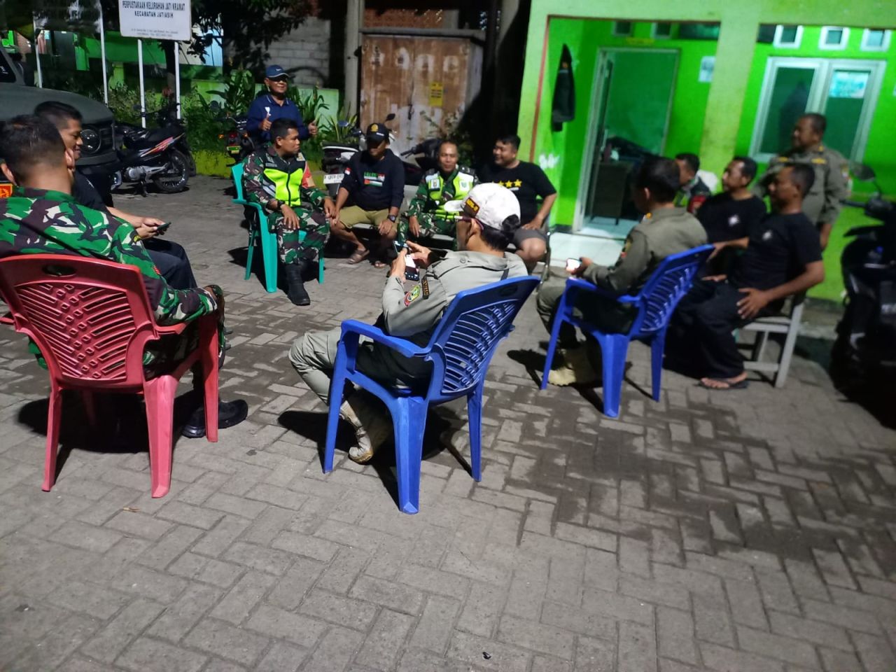 Babinsa Jatiasih Gandeng Warga Gelar Patroli Siskamling, Perkuat Keamanan Lingkungan