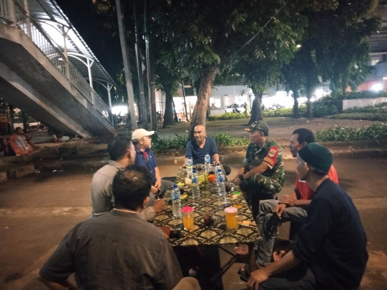 Babinsa Bukit Duri Patroli Poskamling, Perkuat Keamanan Jakarta Selatan