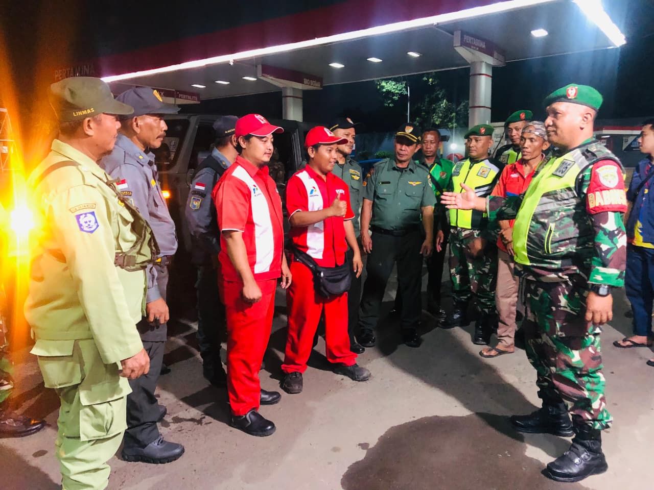 Babinsa Bantargebang Gelar Patroli Malam Bersama Komduk dan Warga