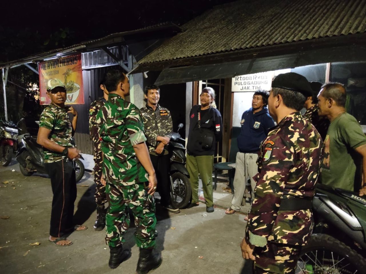 Kodim 0505/JT dan Komduk Pulogadung Gelar Patroli Siskamling Sinergi Cegah Gangguan