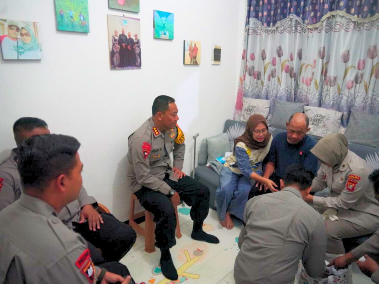 Brimob Polda Metro Jaya Sambangi Anggota Sakit Menahun Jelang HUT ke-80