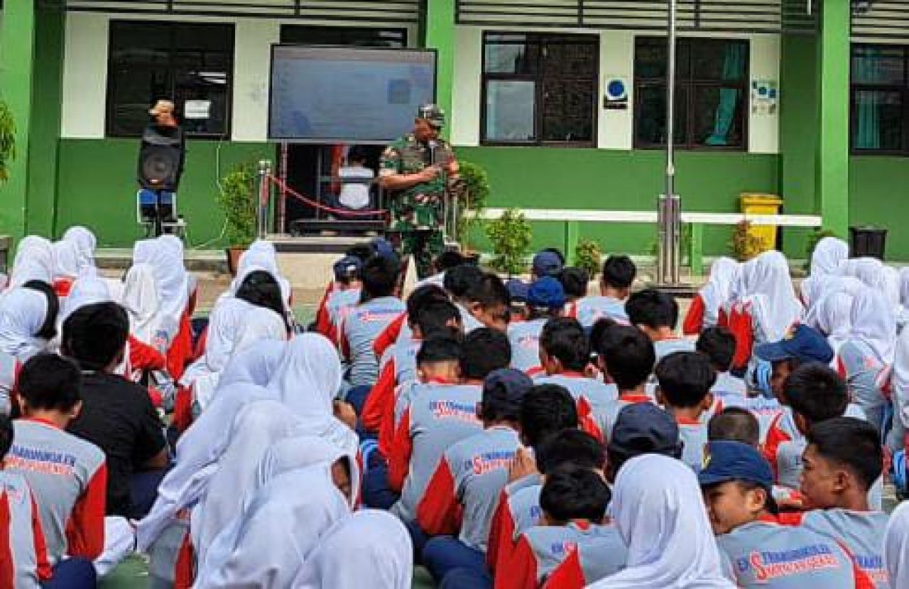 Babinsa Cikiwul Tanamkan Nilai Disiplin dan Nasionalisme di LDKS SMPN 49 Bekasi