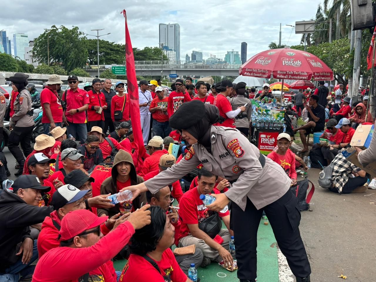 Aksi Simpatik Polisi di DPR, Bagikan Roti dan Air Mineral ke Massa Demo