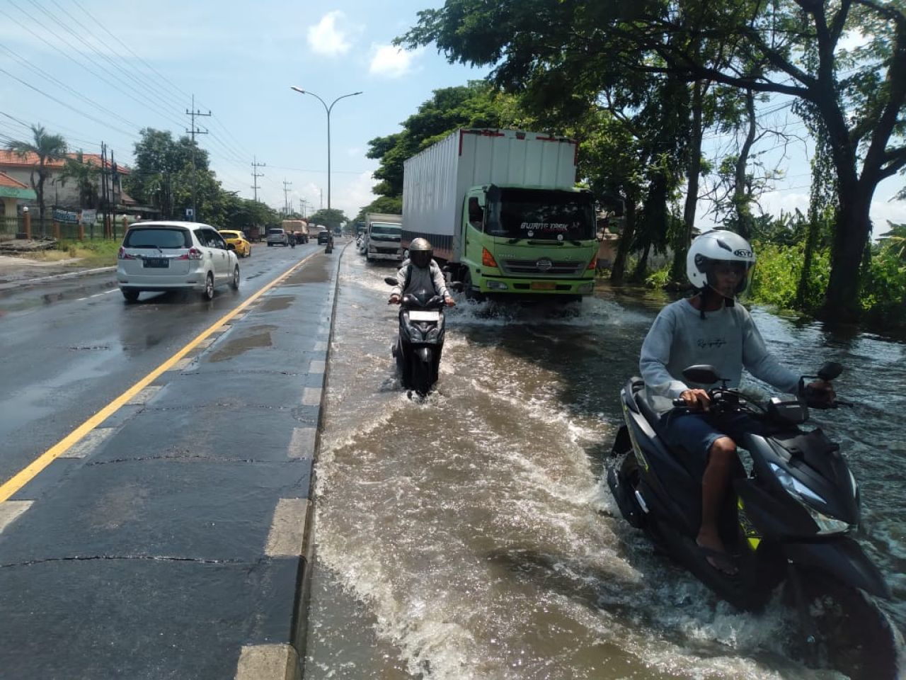 Ruas Nasional Lamongan–Babat Banjir dan Berlubang, Pengendara Keluhkan Jalan Mirip Kolam Renang