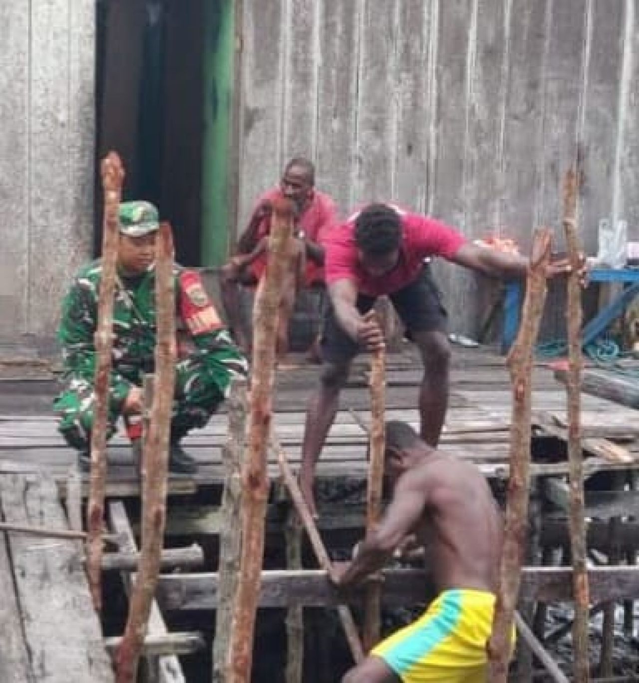 Babinsa Mapurujaya Laksanakan Komsos dan Bantu Warga Bangun Jembatan Penghubung