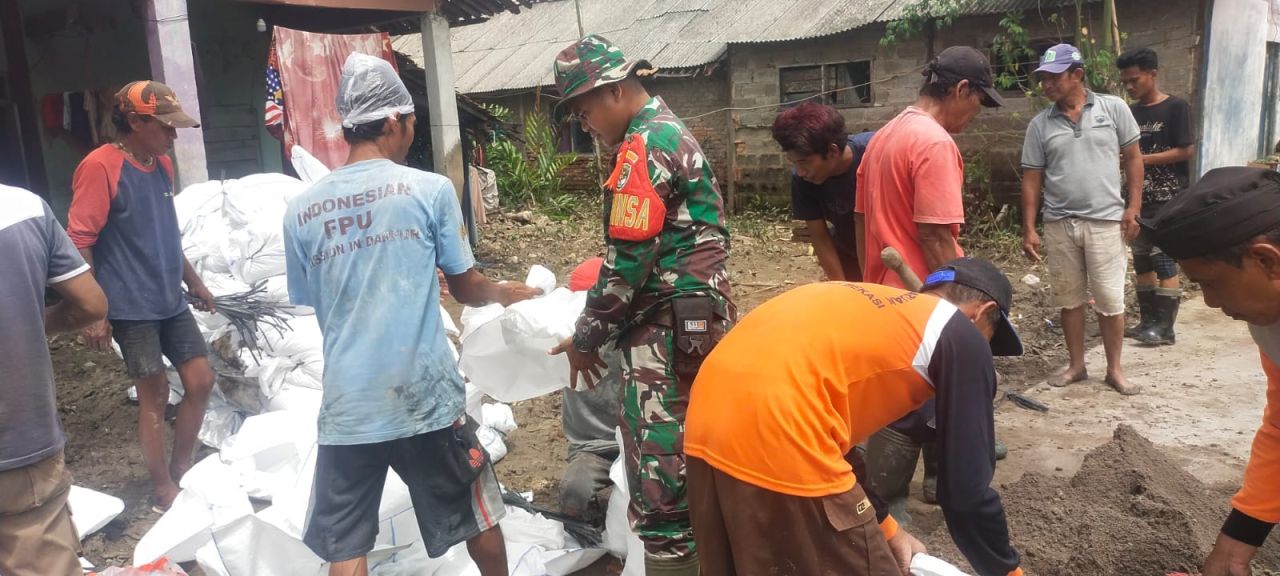 Babinsa Sukamantri Ajak Warga Kerja Bakti Perkuat Tanggul Antisipasi Banjir