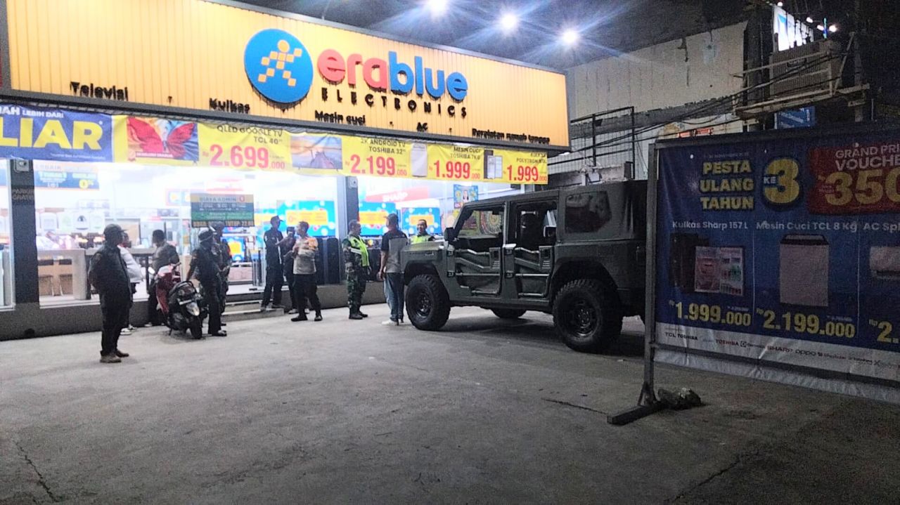 Babinsa Pondok Gede Ajak Warga dan Komduk Jaga Kamtibmas Lewat Patroli Malam