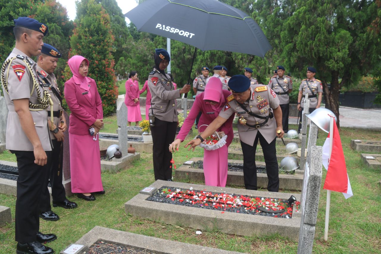 Brimob Metro Jaya Ziarah dan Tabur Bunga di TMP Kalibata