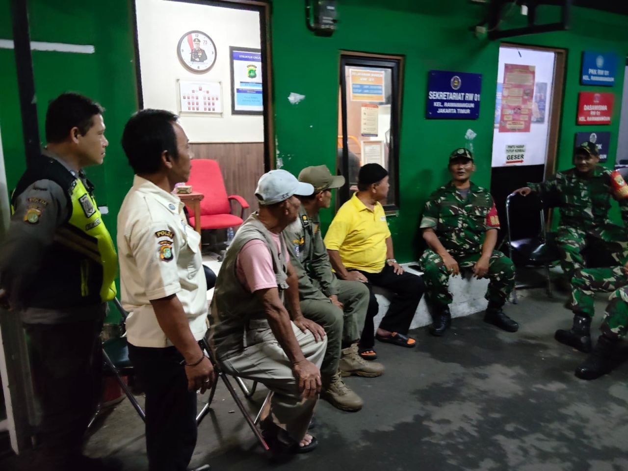 Demi Ciptakan Rasa Aman, Kodim 0505/JT Gelar Patroli/Siskamling Bersama Komduk di Pulogadung