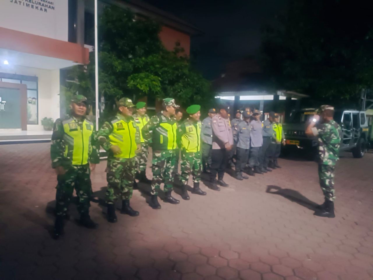 Cegah Kejahatan Malam, Babinsa Jatiasih Intensifkan Patroli dan Siskamling Bersama Komduk