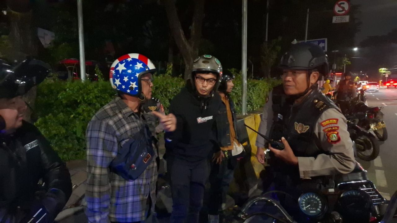 Patroli Dini Hari Brimob Yon C Pelopor Amankan 6 Remaja Bersenjata di Ciputat Timur