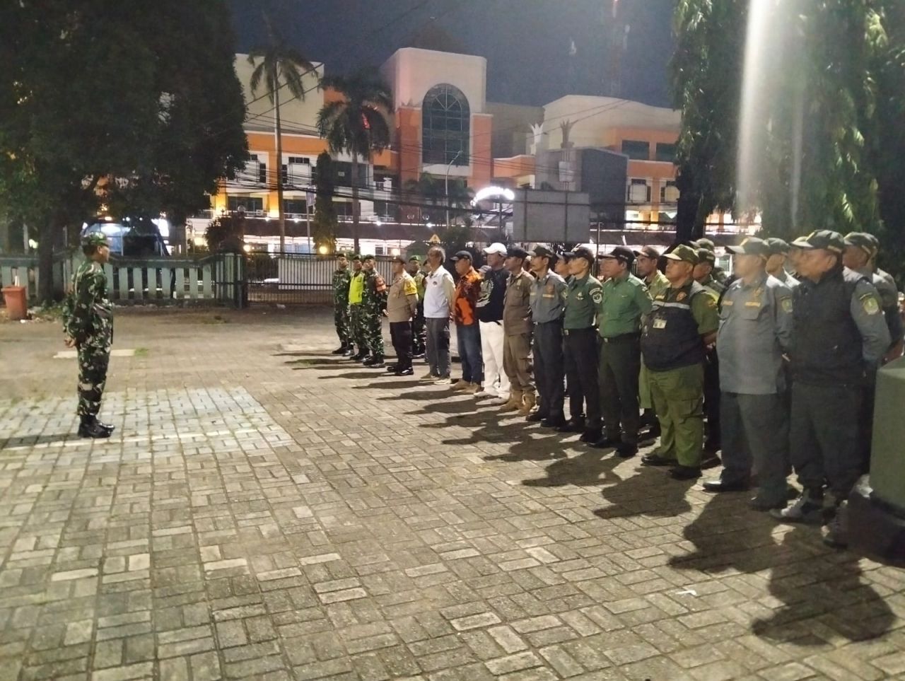 Babinsa Koramil Kranji Ajak Komduk dan Warga Perkuat Patroli Malam untuk Cegah Gangguan Kamtibmas