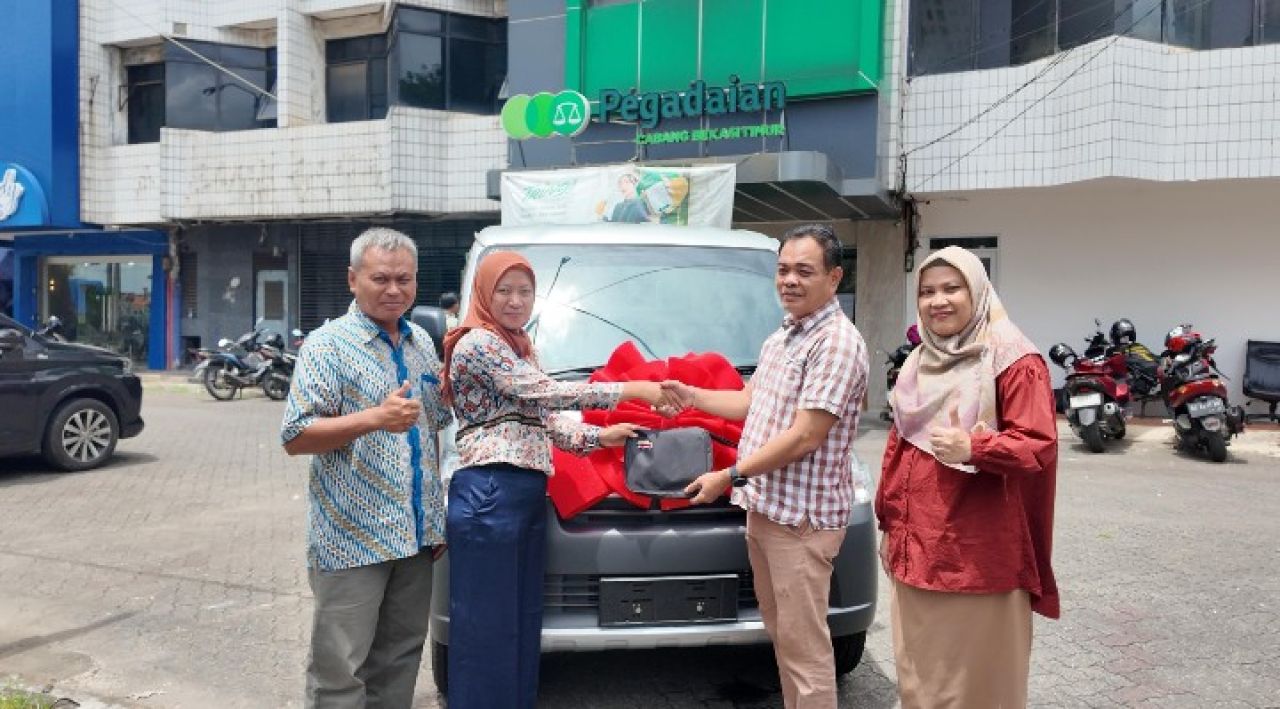 Nasabah Pegadaian Bekasi Timur Menang Mobil di Program Badai Emas 2025