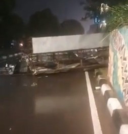 Papan Reklame Roboh di Puri Kembangan, Jakarta Barat