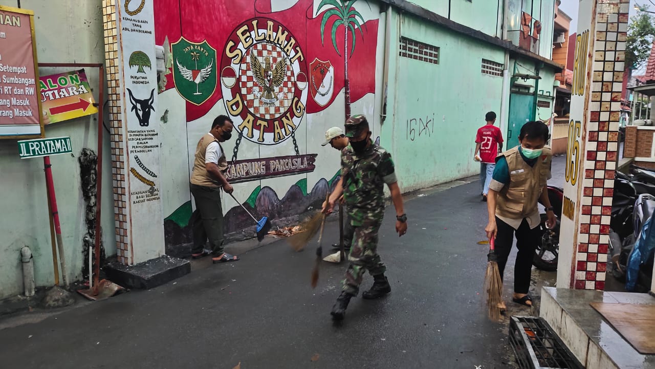 Babinsa Koramil 05/Cilincing Bersihkan Sampah di Kampung Pancasila