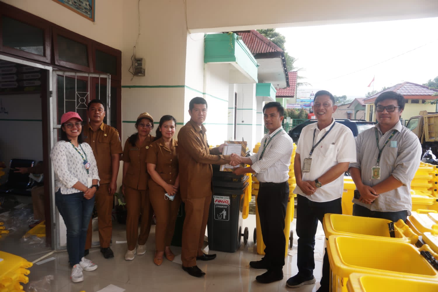 TPL Menyerahkan 150 Unit Tempat Sampah, Bentuk Dukungan Kegiatan Perhelatan Event F1H2O