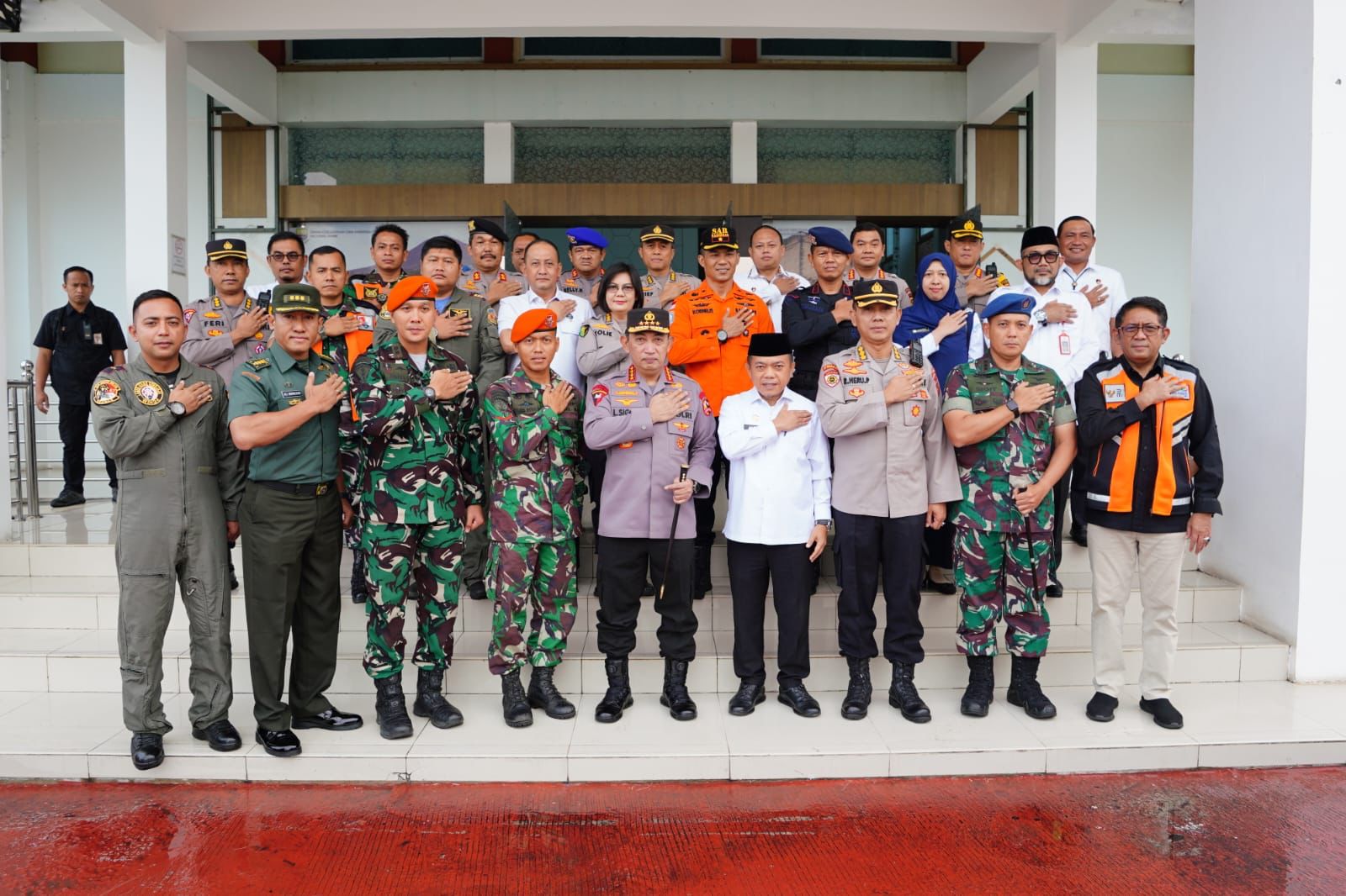 Kapolri Beri Apresiasi Langsung ke TNI yang 'Berputar' & Tim Gabungan Evakuasi Kapolda Jambi