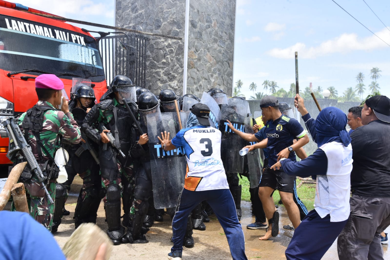 Lantamal XII Pontianak Didemo Sekelompok Masyarakat Maritim Mempawah