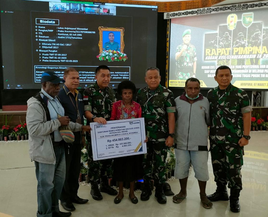 Isak Tangis Warnai Santunan Pangdam Cenderawasih Atas Alm Praka Lukas A. Woremba, Korban Kekejaman KST di Yahukimo