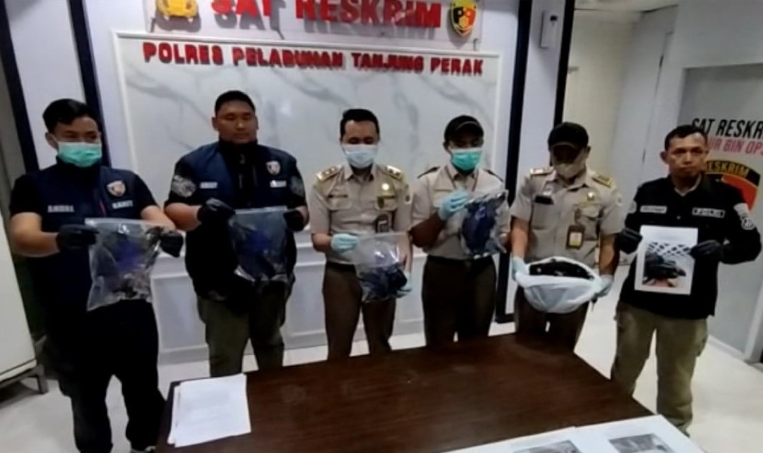 Polres Pelabuhan Tanjung Perak Gagalkan 51 Burung Gagak Asal Makassar