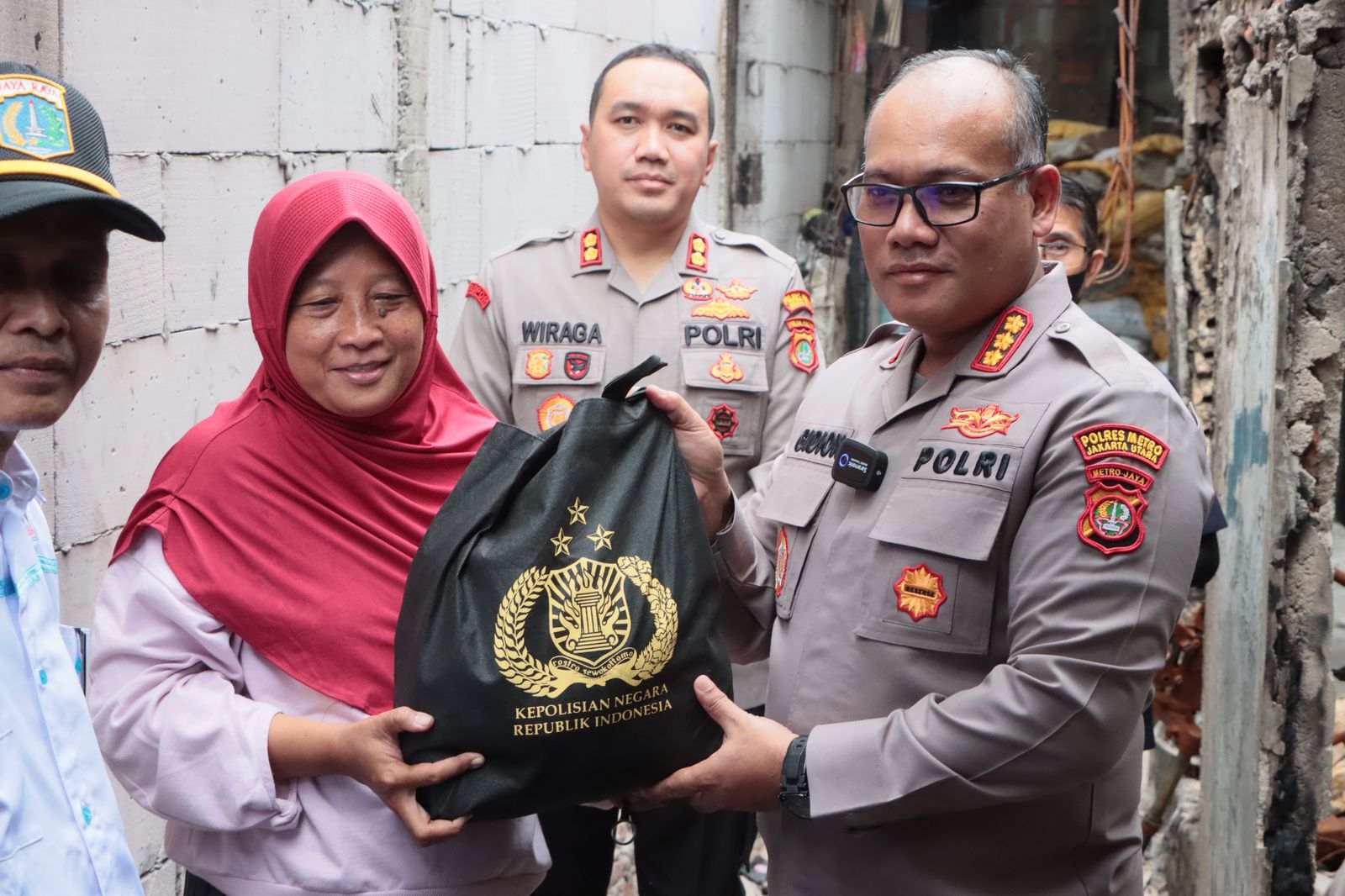 Kapolres Metro Jakut Salurkan Bantuan Kapolri untuk Warga Korban Kebakaran Plumpang