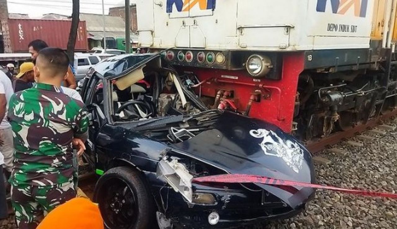KA Jayabaya Hantam Sedan, Bapak dan Anak Meninggal Dunia