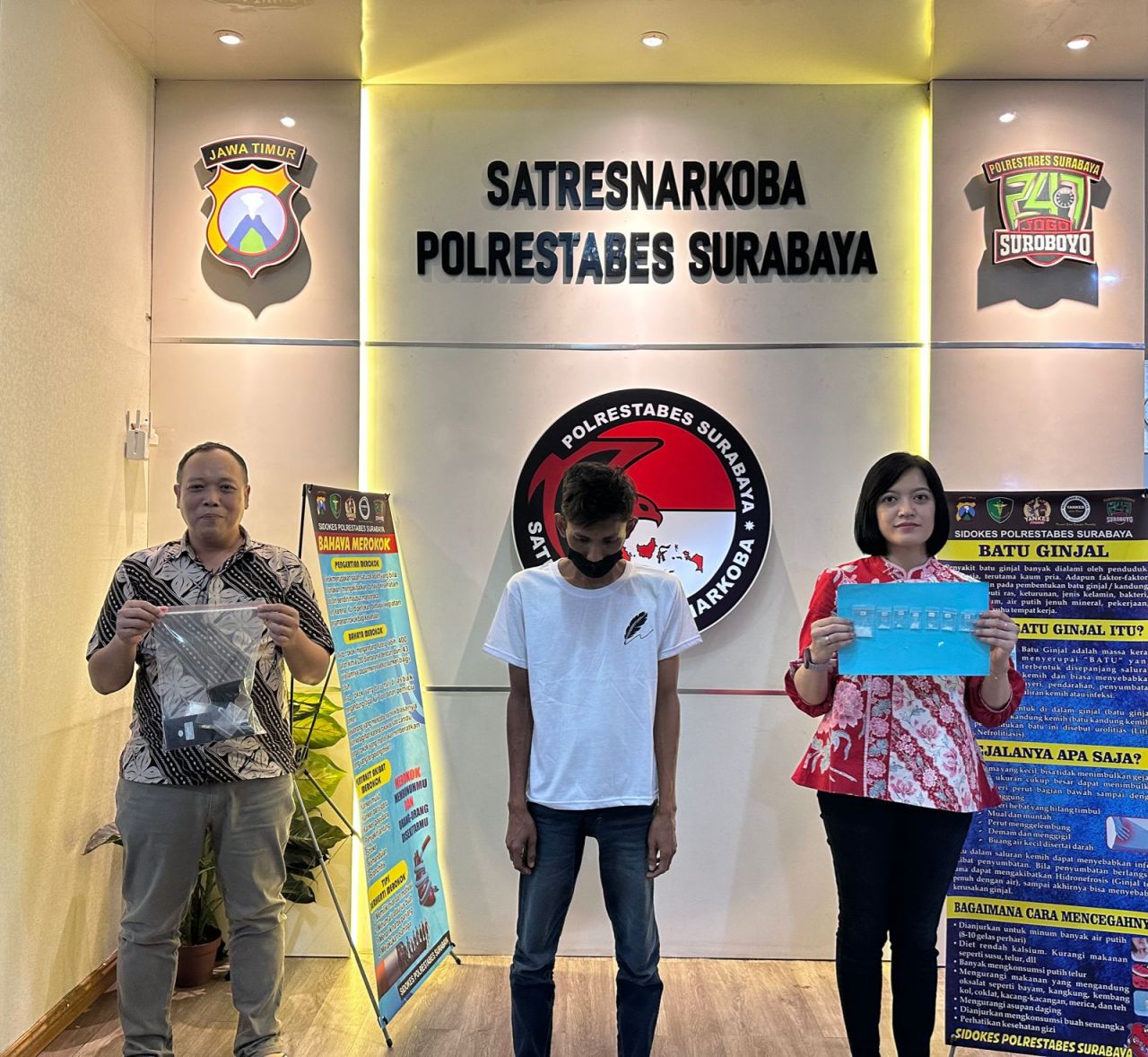 Satreskoba Polrestabes Surabaya Grebek Rumah Warga Pesapen Barat, Pengedar Sabu-Sabu Diamankan