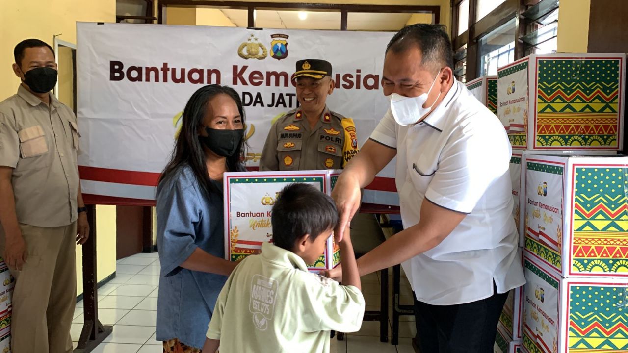 Ditresnarkoba Polda Jatim Bagikan Sembako Menjelang Hari Raya Idul Fitri pada Warga Surabaya Utara