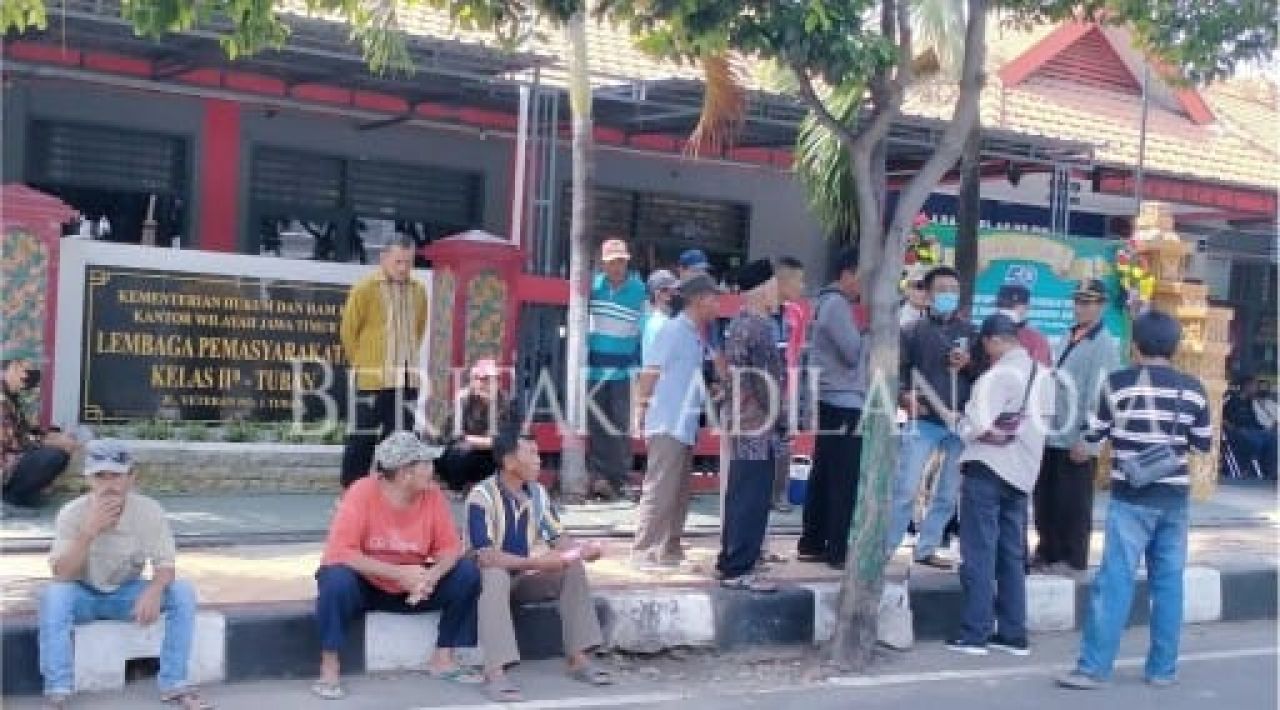 Datangi Lapas Tuban, Puluhan Warga Bunut Widang Berikan Dukungan Moral Untuk Kadesnya