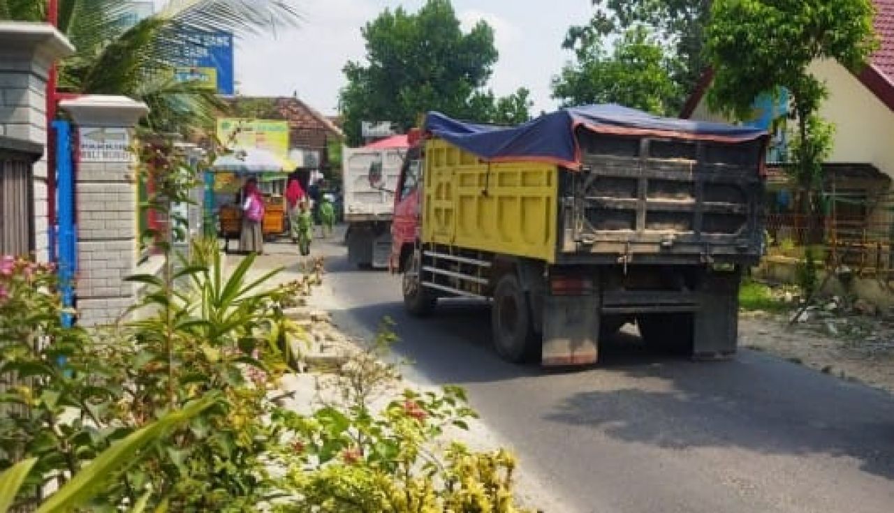 Lalu Lalang, Dump Truck Muatan Pasir Silica di Tuban Bahayakan Keselamatan Siswa