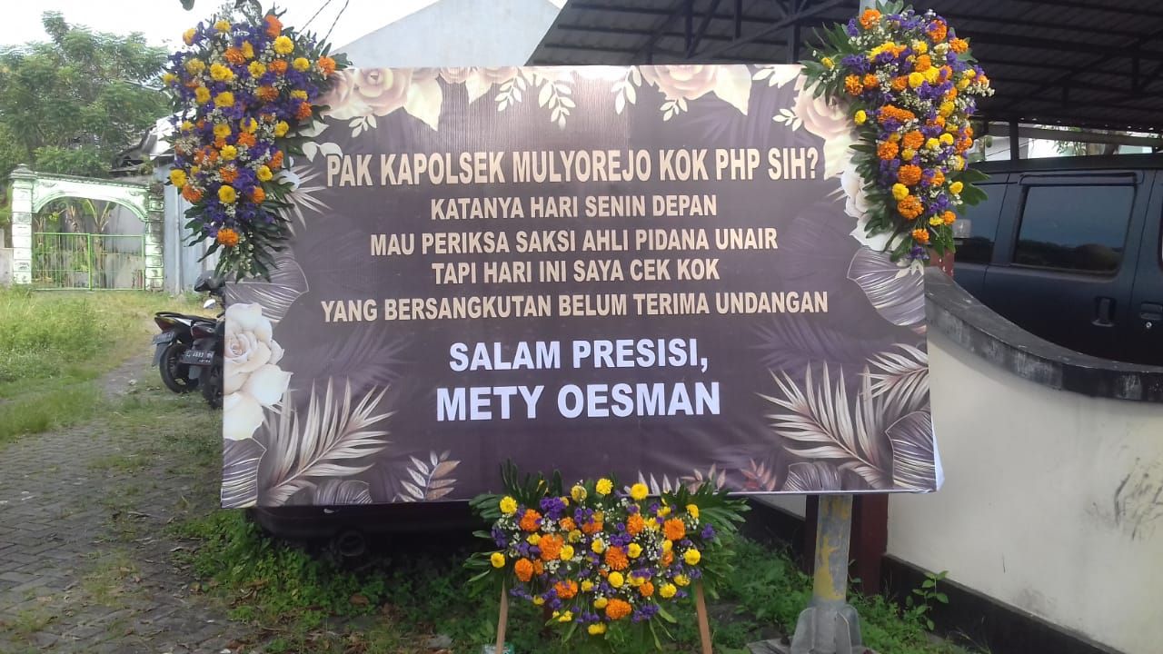 Merasa 15 Bulan Perkaranya Tak Ada Kepastian Hukum, Nenek Tiga Cucu Kirim Karangan Bunga ke Polsek Mulyorejo
