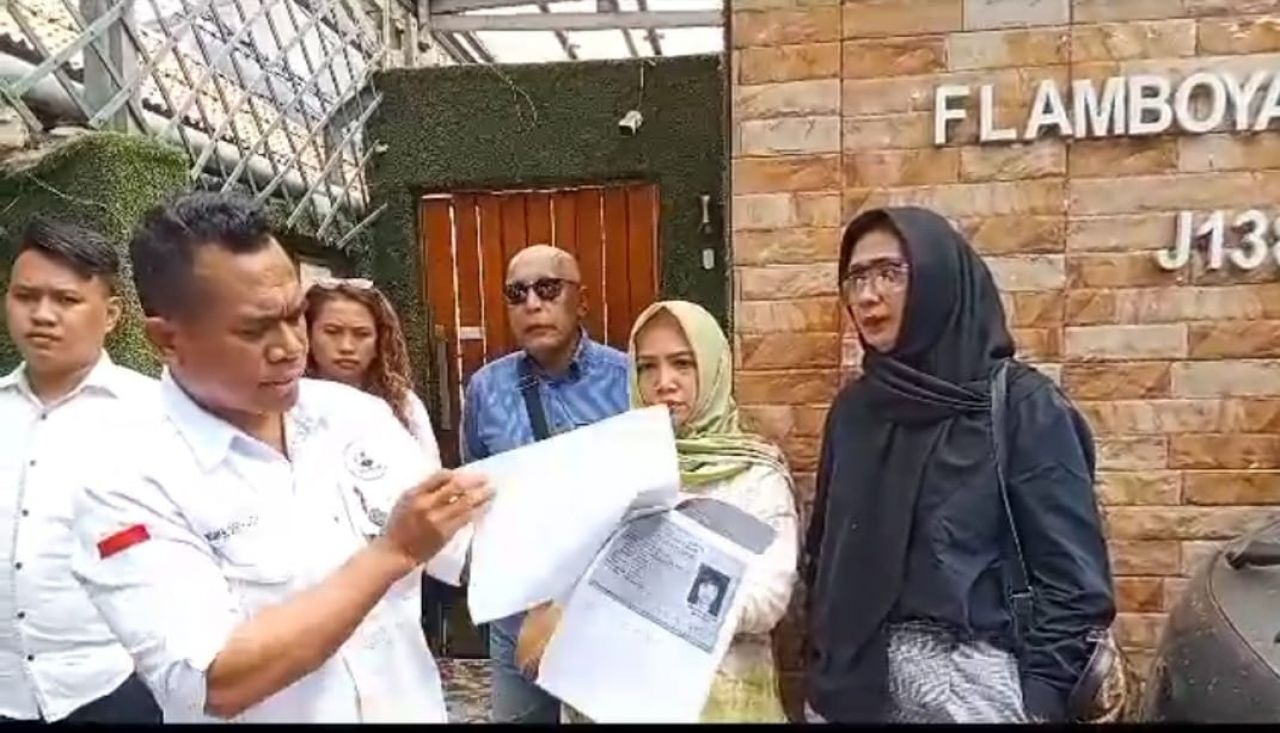 Salah Satu Korban Platinum Travel Sambangi Aset Milik Terduga Pelaku Penggelapan