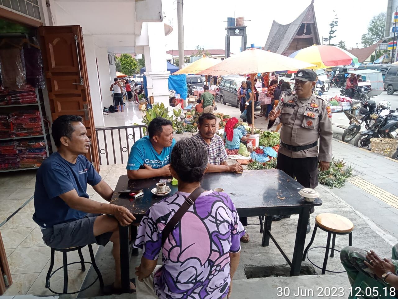 Kanit Binmas Bersama Personil Polsek Balige Dengarkan Curhatan dan Keluhan Warga