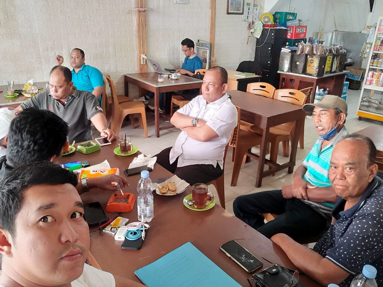 Mantan Kepala Kejari Toba Ngopi Bareng bersama PJS Toba, Robinson: Turut Berduka Cita Berpulangnya Rudolf Pardade