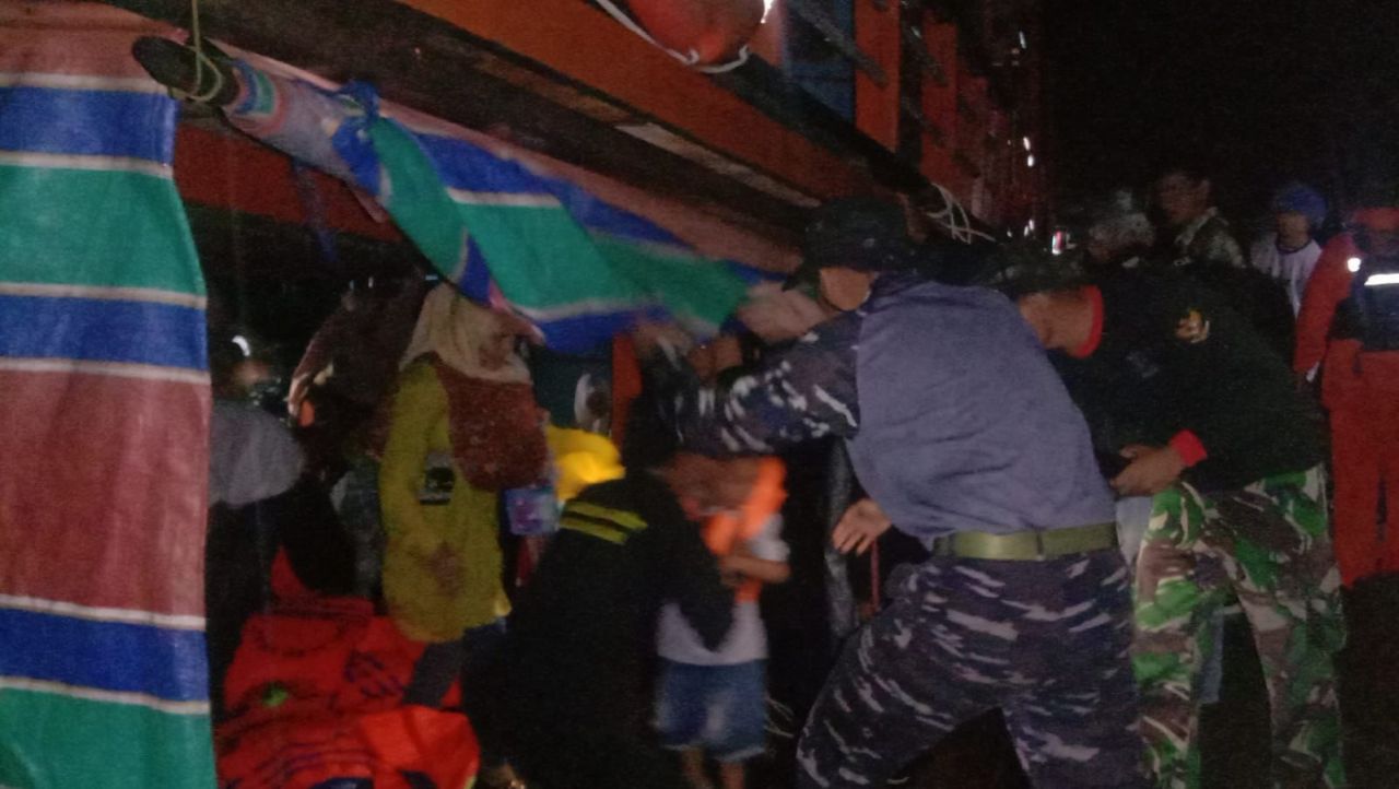 Gerak Cepat, Tim SAR Gabungan Lanal Simeulue Evakuasi Penumpang KMP Aceh Hebat 3