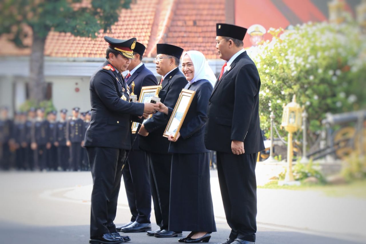 Dukung Pelayanan Polri, Bupati Bojonegoro Raih Penghargaan Tan Hana Dharma Mangrwa