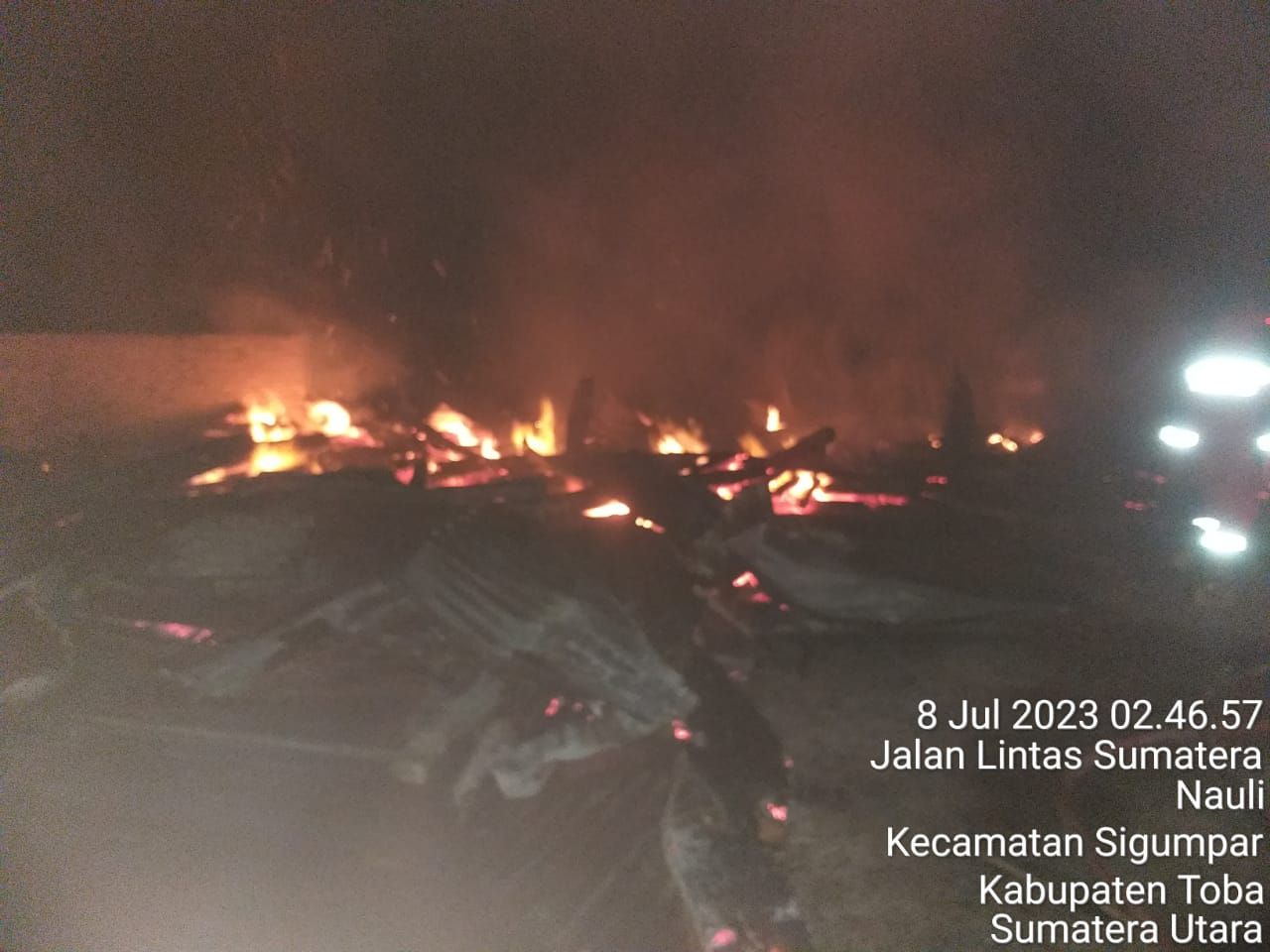 2 Rumah Warga Sigumpar di Lalap Si Jago Merah
