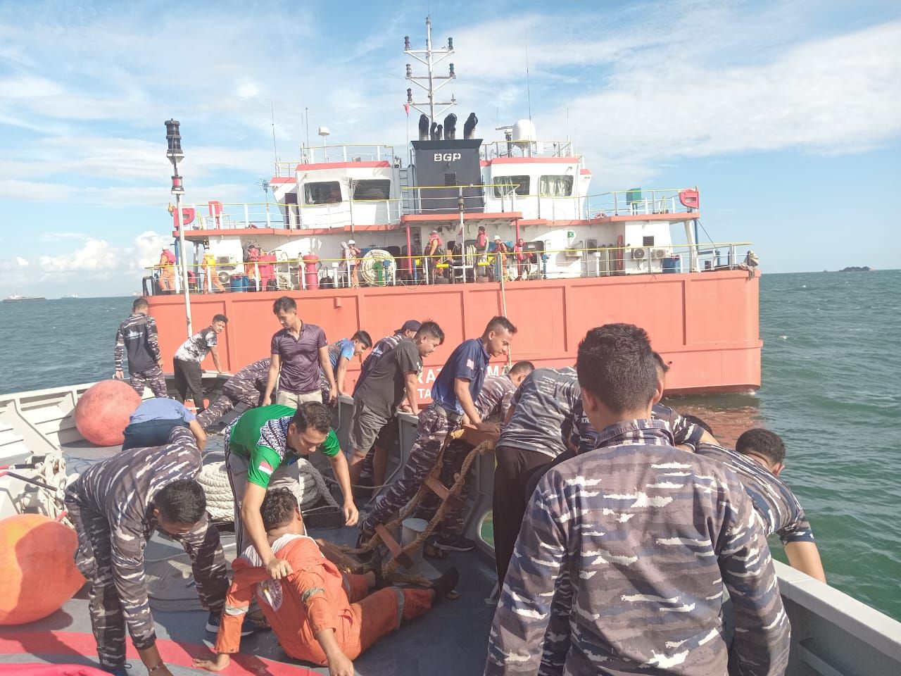 SPOB Ratu Terbakar di Perairan Tabaneo, KRI Escolar-871 Sigap Evakuasi ABK