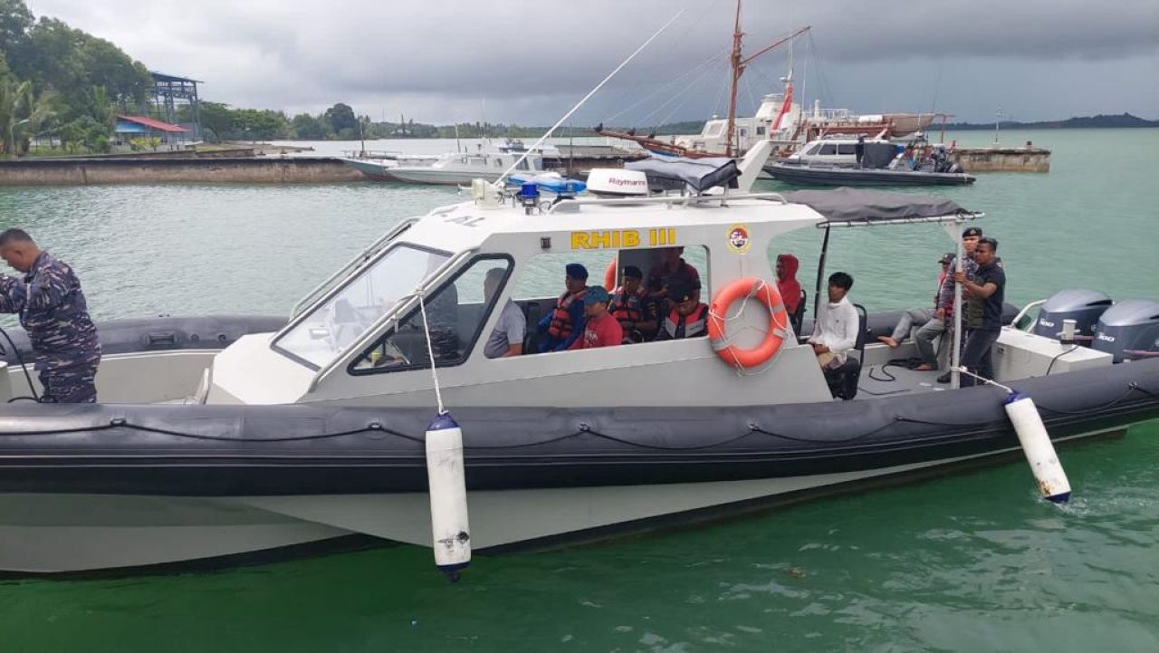 Lanal Bintan Selamatkan 2 Nelayan di Perairan Lagoi Bintan
