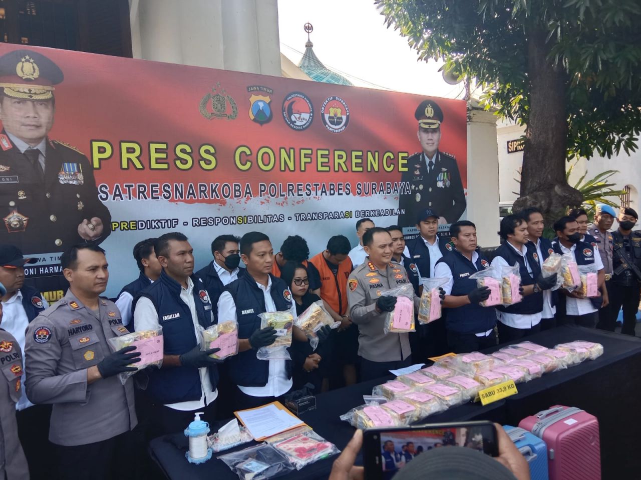 Polrestabes Surabaya Ringkus 2 Pengedar Narkoba dan Amankan Sabu Sabu Seberat 33,928 Kg