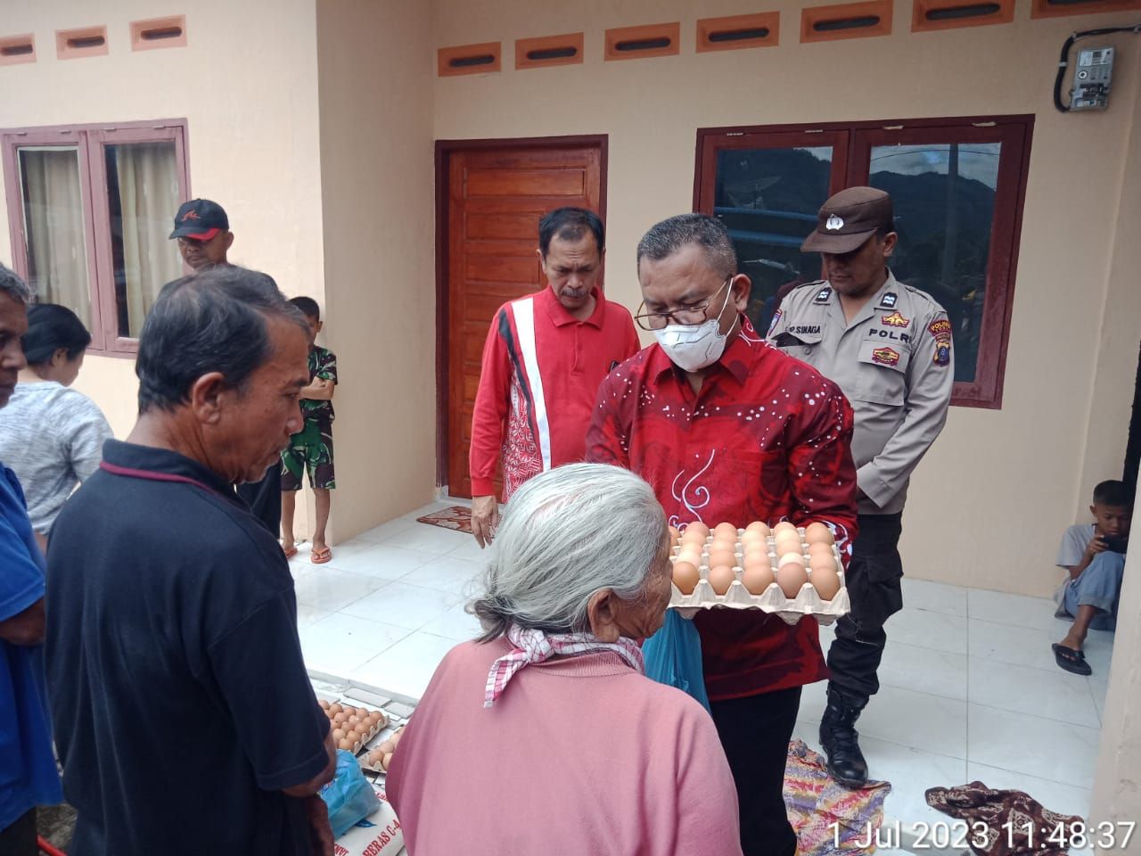 HUT Bhayangkara Ke 77, Polsek Porsea Dampingi Bupati Toba Bagikan Bansos ke Warga Terdampak Banjir