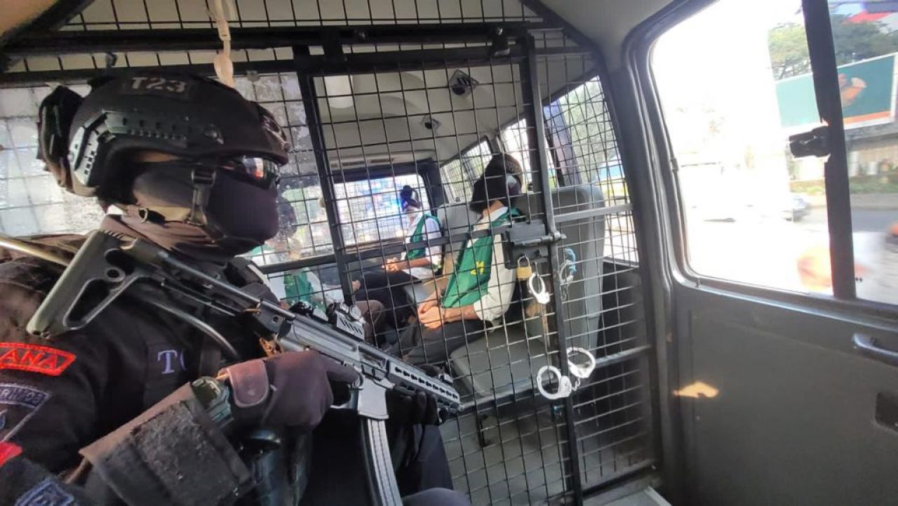 Satbrimob Polda Banten Menerjunkan Puluhan Personel Mengawal Pemindahan Narapidana