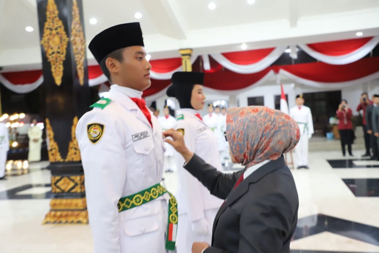 Bupati Hj. Mundjidah Wahab Kukuhkan Paskibraka Kabupaten Jombang Tahun 2023